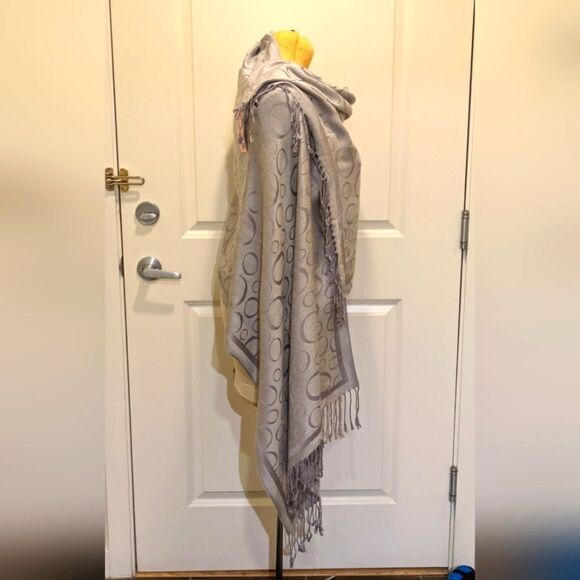 NWT Riccini Collection 70"x28" Super Soft O Print Silver Fringe Scarf - Picture 4 of 5